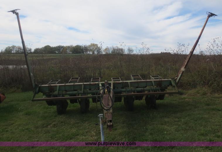 image for item I2181 John Deere 7000 planter chassis