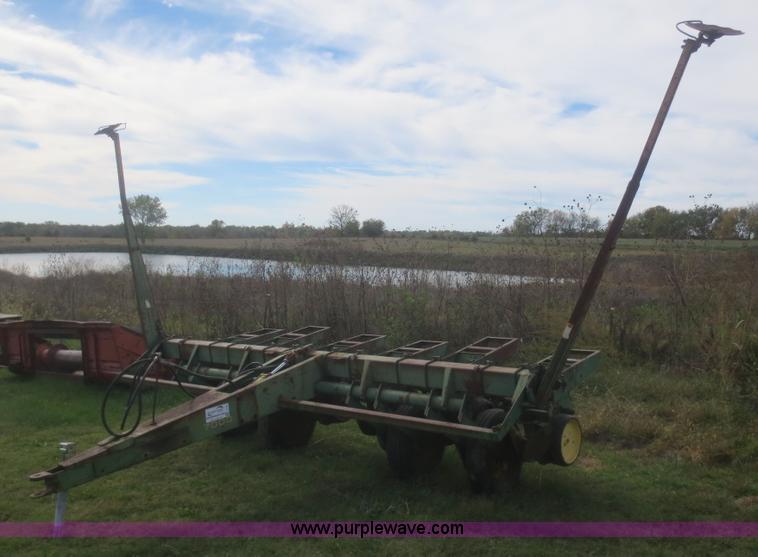 image for item I2181 John Deere 7000 planter chassis