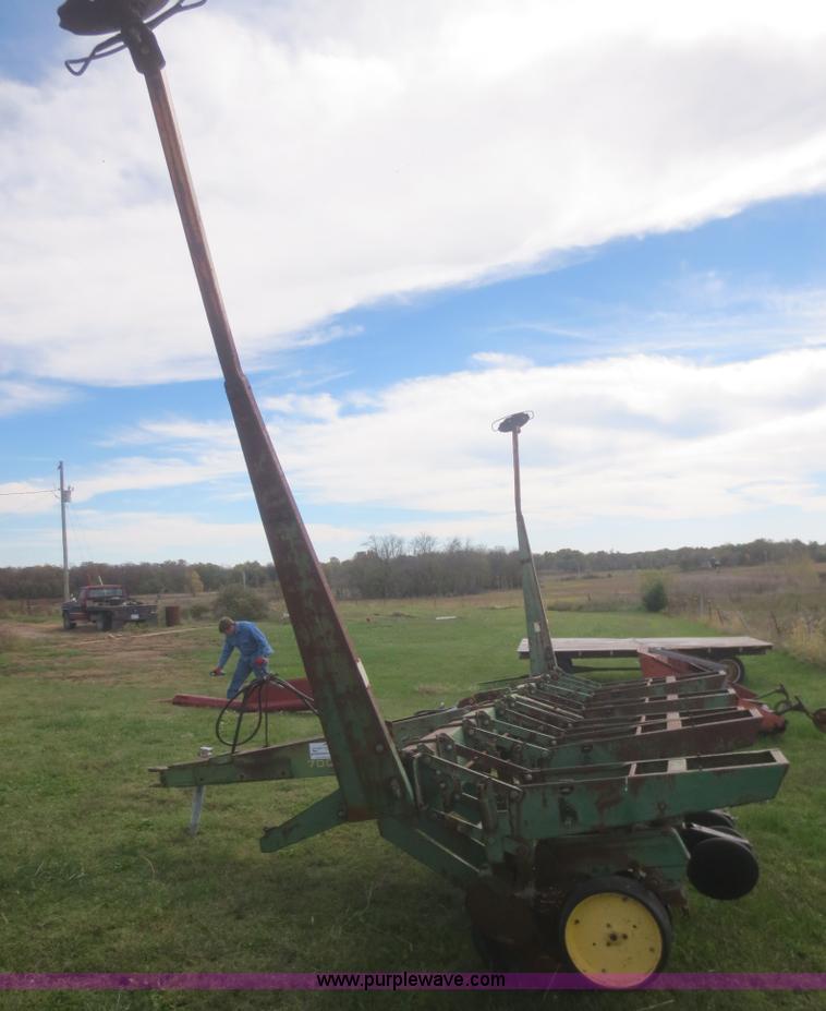 image for item I2181 John Deere 7000 planter chassis