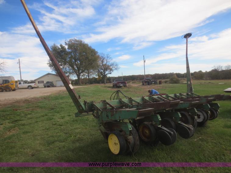 image for item I2181 John Deere 7000 planter chassis