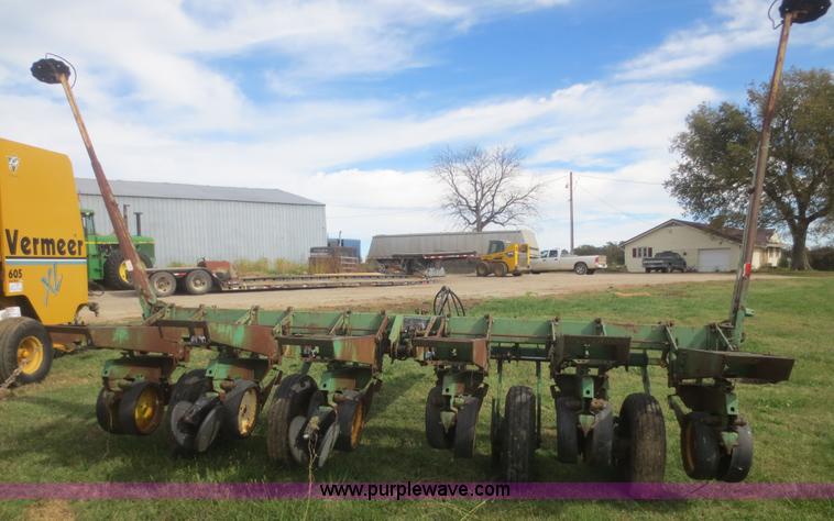 image for item I2181 John Deere 7000 planter chassis