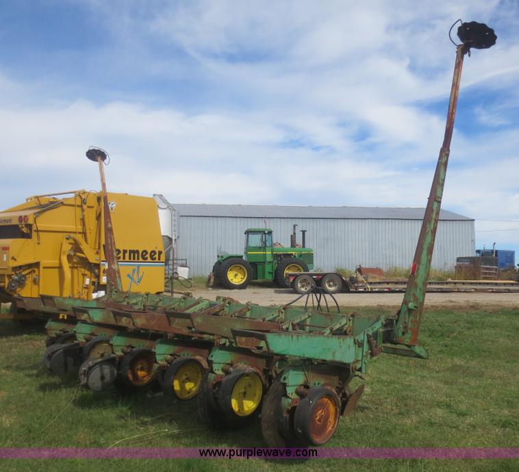 image for item I2181 John Deere 7000 planter chassis