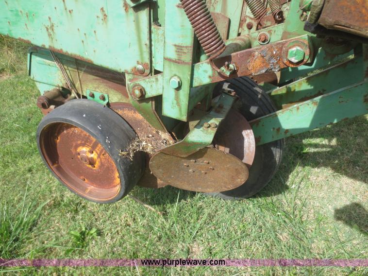 image for item I2181 John Deere 7000 planter chassis
