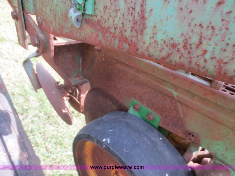 image for item I2181 John Deere 7000 planter chassis