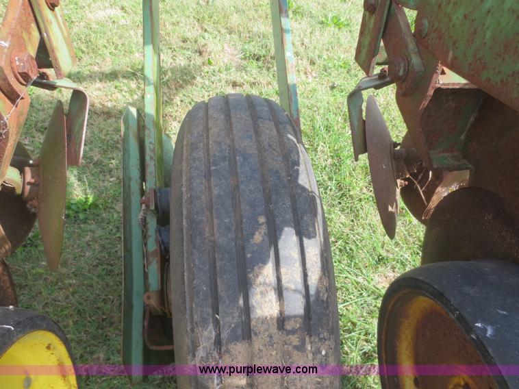 image for item I2181 John Deere 7000 planter chassis