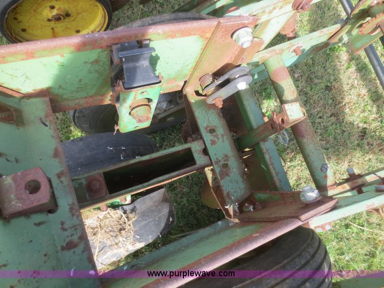 image for item I2181 John Deere 7000 planter chassis