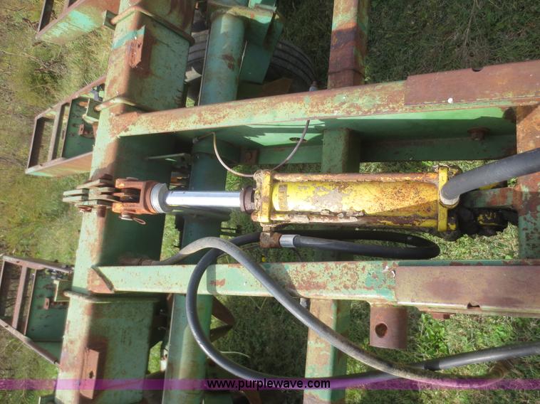 image for item I2181 John Deere 7000 planter chassis