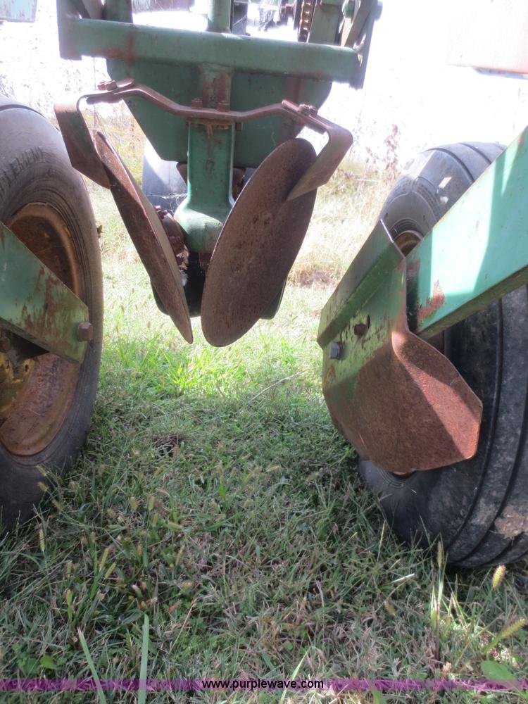 image for item I2181 John Deere 7000 planter chassis