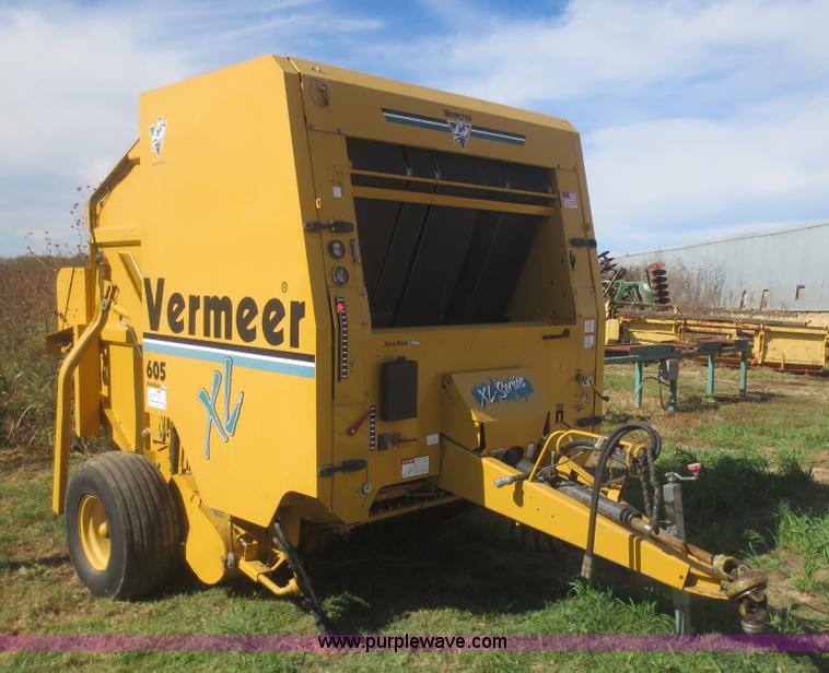 image for item I2182 2001 Vermeer 605XL round baler