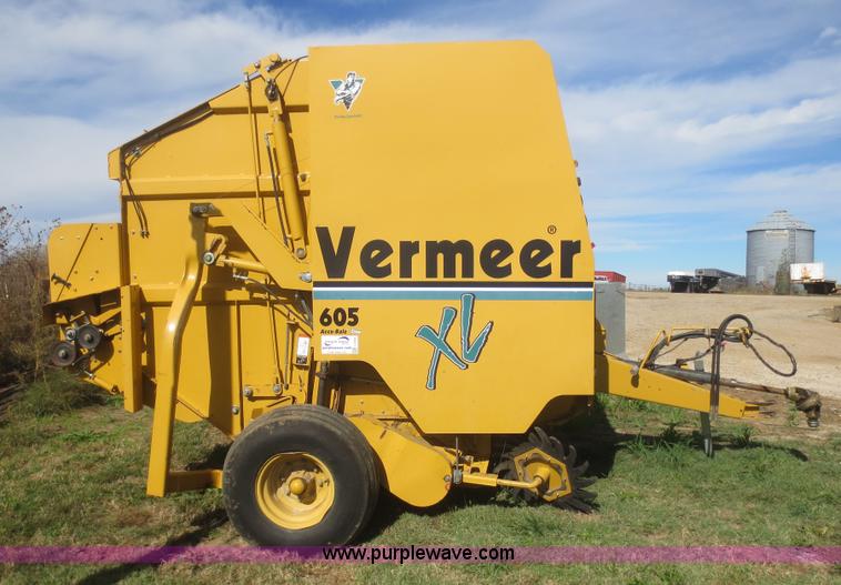 image for item I2182 2001 Vermeer 605XL round baler