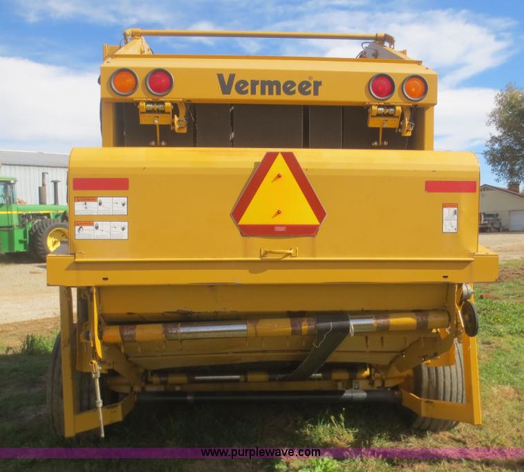 image for item I2182 2001 Vermeer 605XL round baler