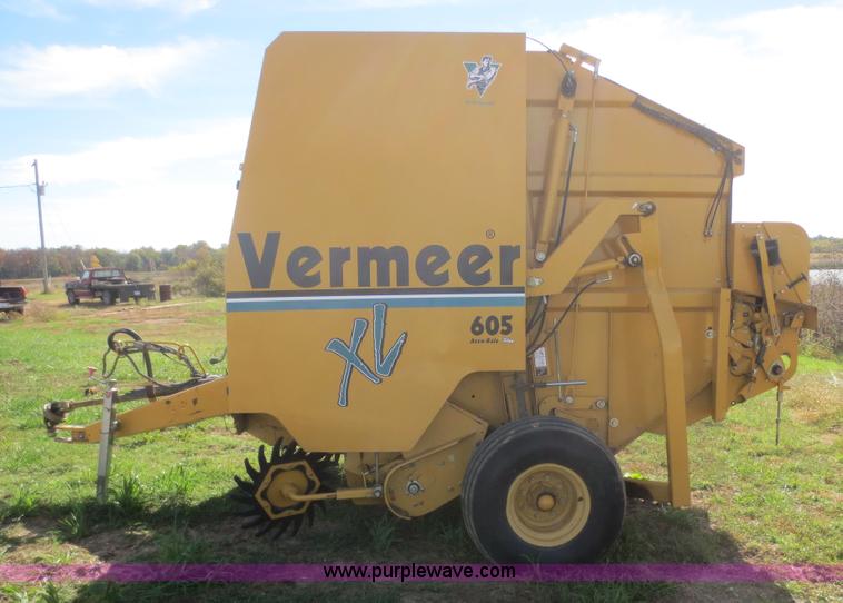 image for item I2182 2001 Vermeer 605XL round baler