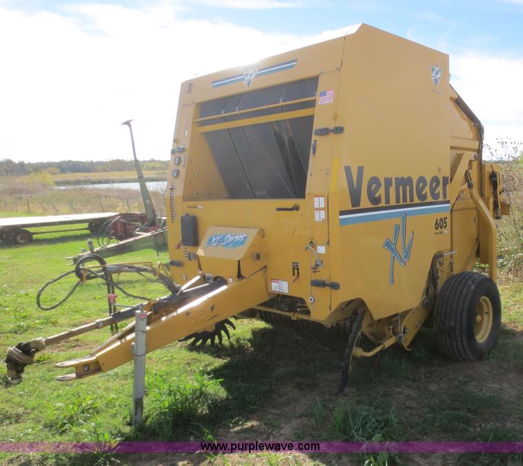 image for item I2182 2001 Vermeer 605XL round baler