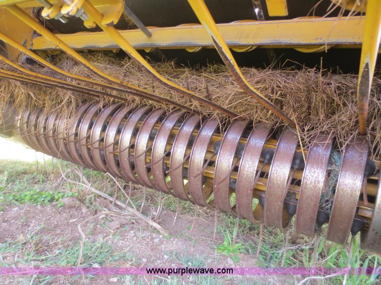 image for item I2182 2001 Vermeer 605XL round baler