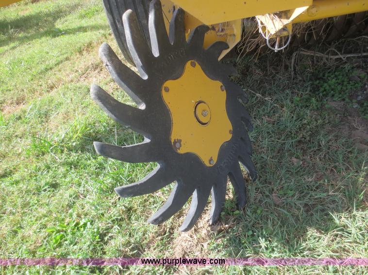 image for item I2182 2001 Vermeer 605XL round baler