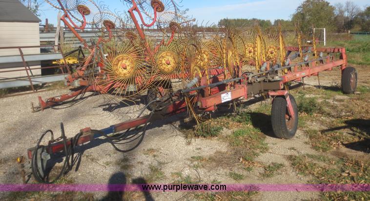 image for item I2188 Tonutti V12 hay rake