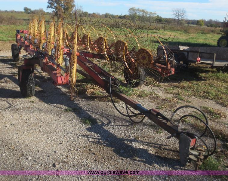 image for item I2188 Tonutti V12 hay rake