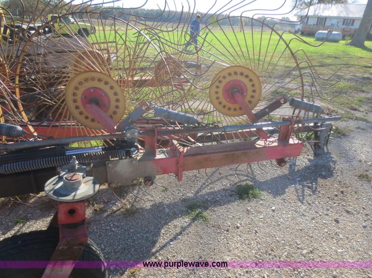 image for item I2188 Tonutti V12 hay rake