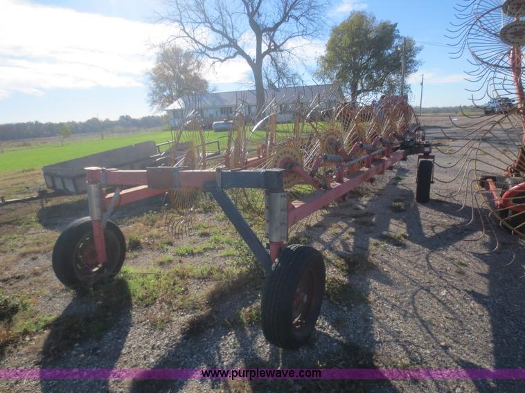 image for item I2188 Tonutti V12 hay rake