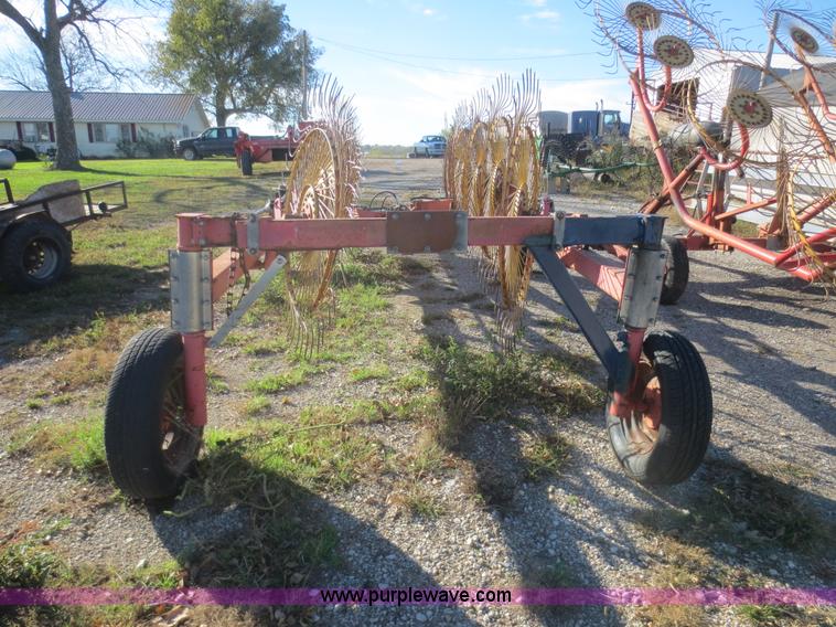image for item I2188 Tonutti V12 hay rake