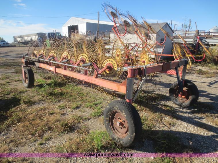 image for item I2188 Tonutti V12 hay rake