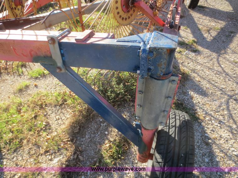 image for item I2188 Tonutti V12 hay rake