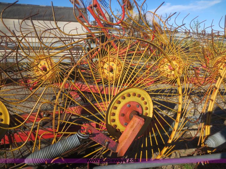 image for item I2188 Tonutti V12 hay rake