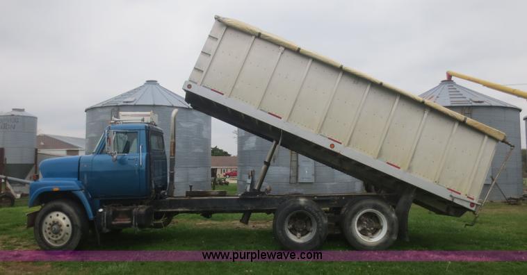 image for item I2197 1975 International F2070A grain truck