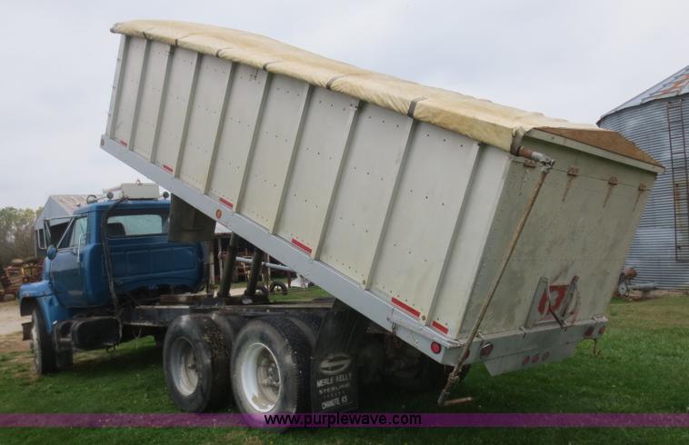 image for item I2197 1975 International F2070A grain truck