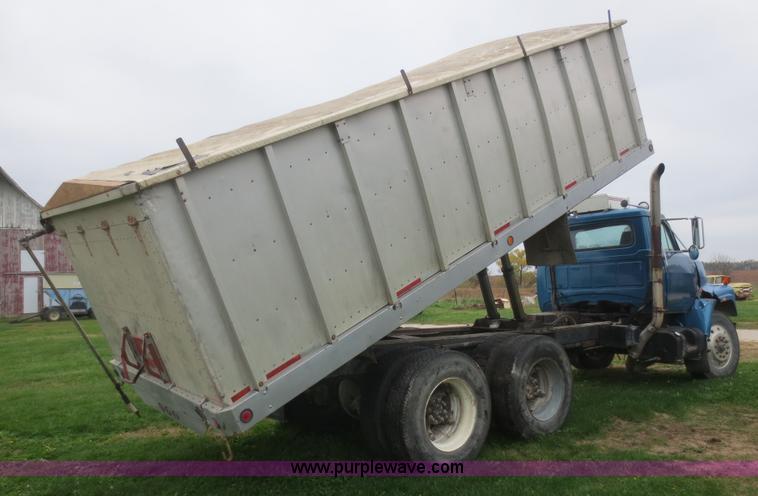 image for item I2197 1975 International F2070A grain truck