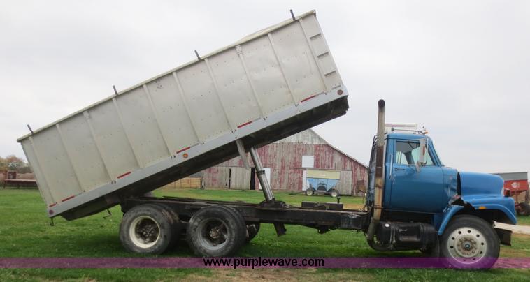 image for item I2197 1975 International F2070A grain truck