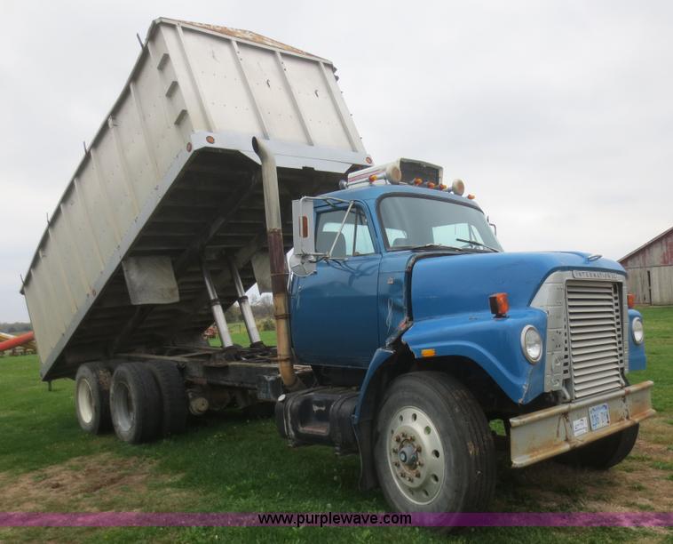 image for item I2197 1975 International F2070A grain truck
