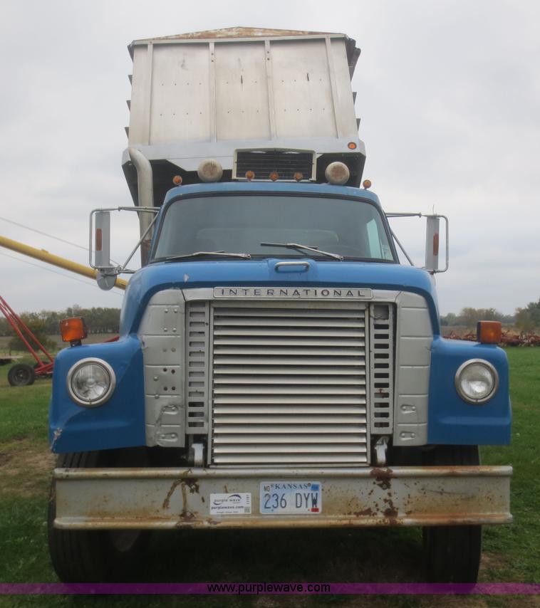 image for item I2197 1975 International F2070A grain truck