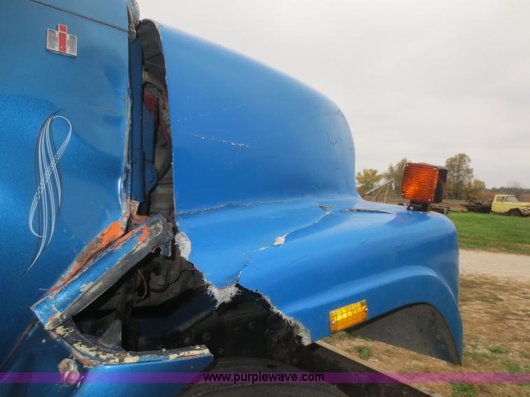 image for item I2197 1975 International F2070A grain truck