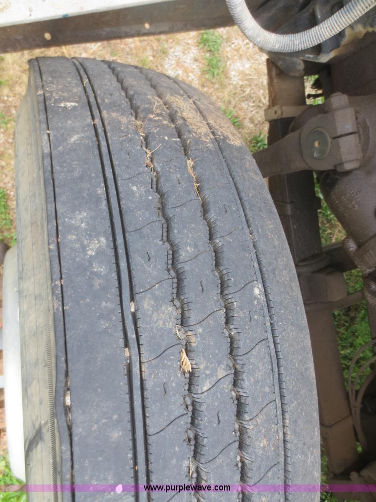 image for item I2197 1975 International F2070A grain truck