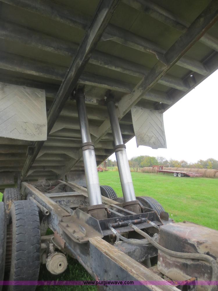 image for item I2197 1975 International F2070A grain truck