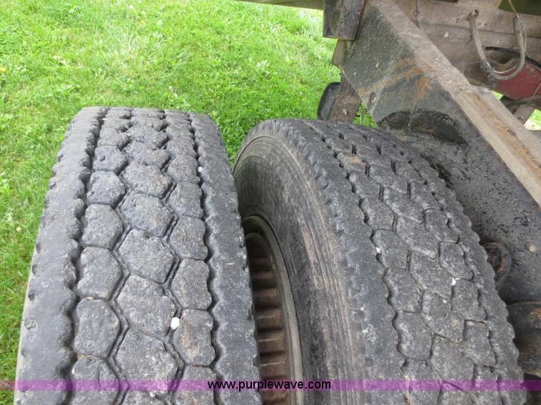 image for item I2197 1975 International F2070A grain truck