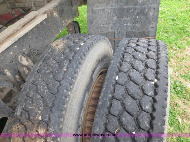 image for item I2197 1975 International F2070A grain truck