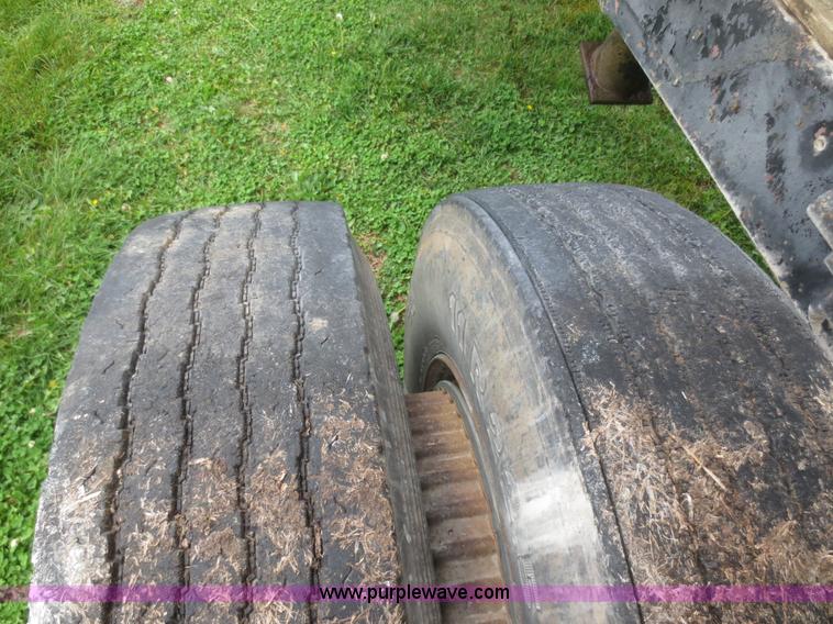 image for item I2197 1975 International F2070A grain truck