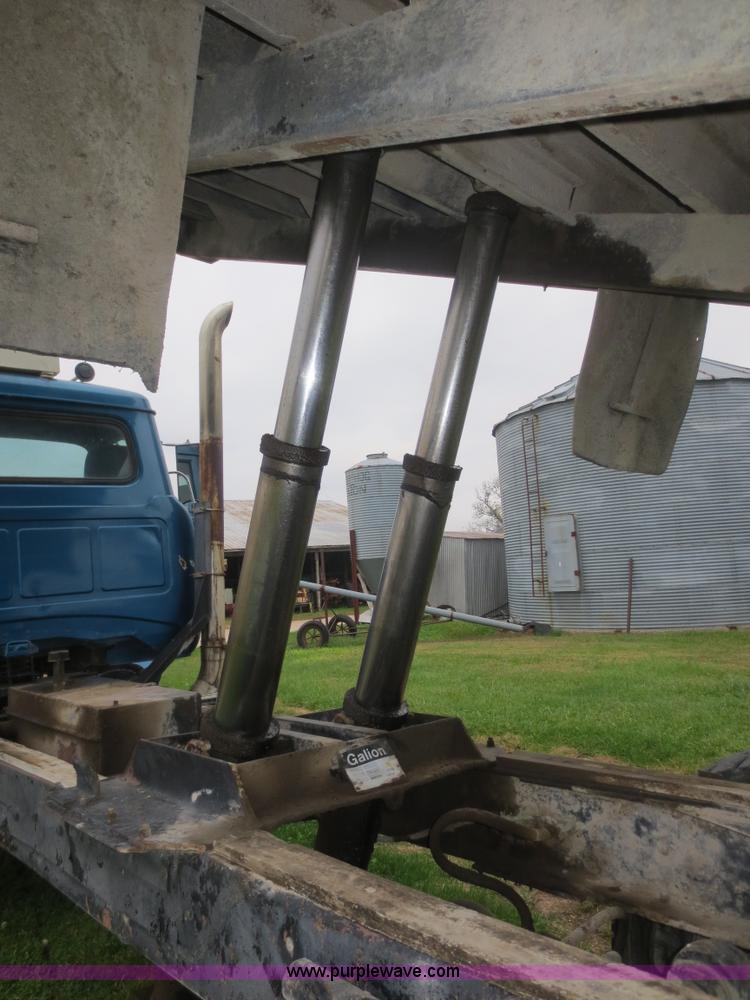 image for item I2197 1975 International F2070A grain truck