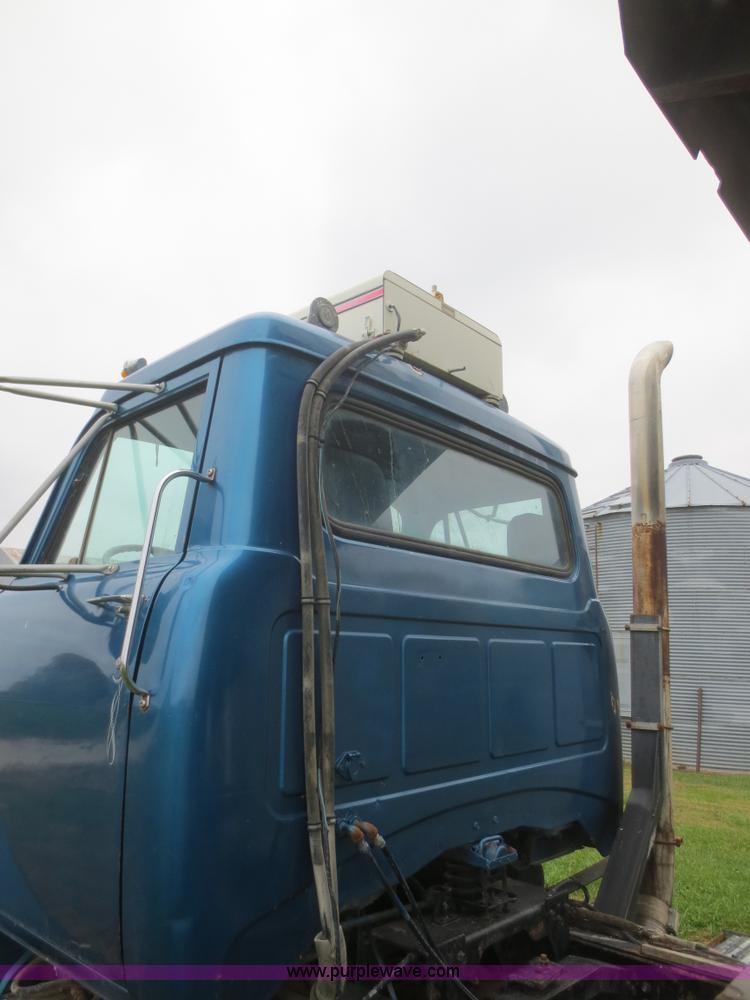 image for item I2197 1975 International F2070A grain truck