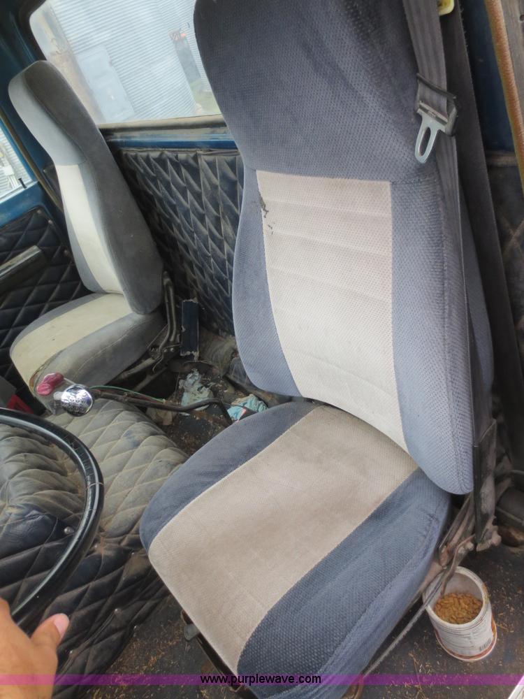 image for item I2197 1975 International F2070A grain truck