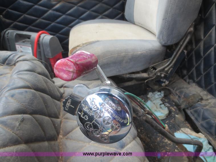 image for item I2197 1975 International F2070A grain truck