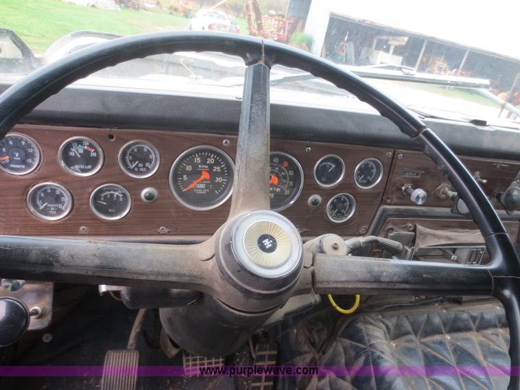 image for item I2197 1975 International F2070A grain truck