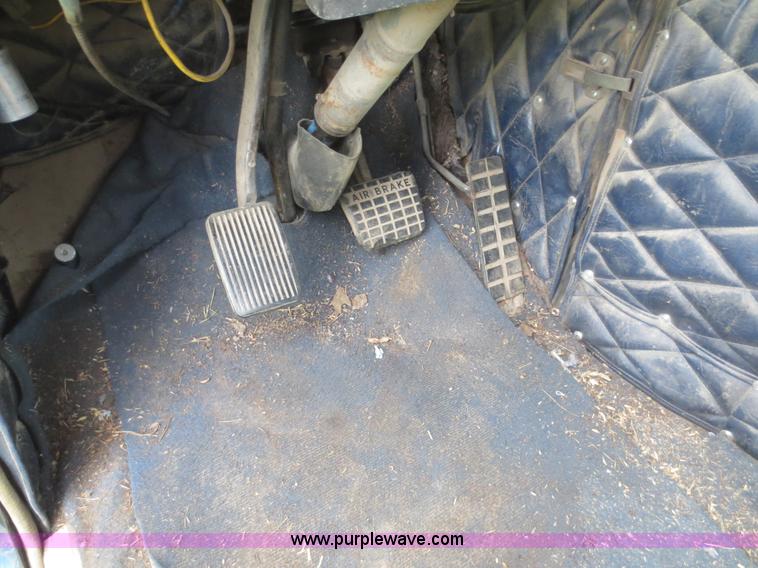 image for item I2197 1975 International F2070A grain truck