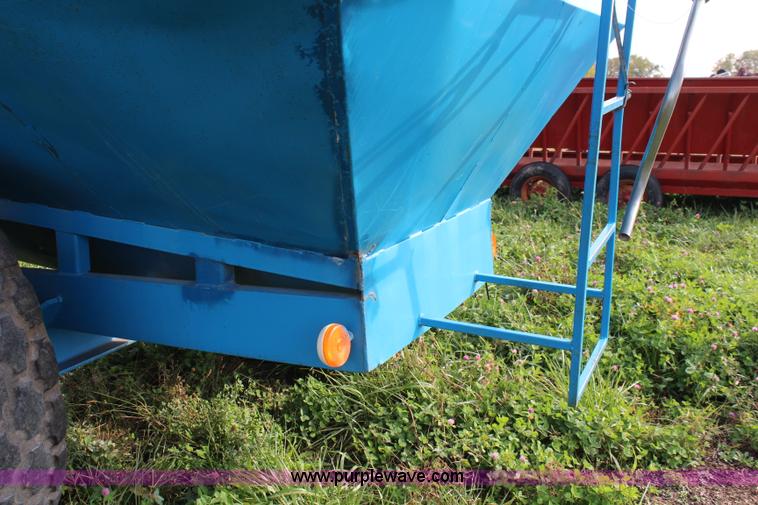 image for item I5905 Kinze 400 grain cart