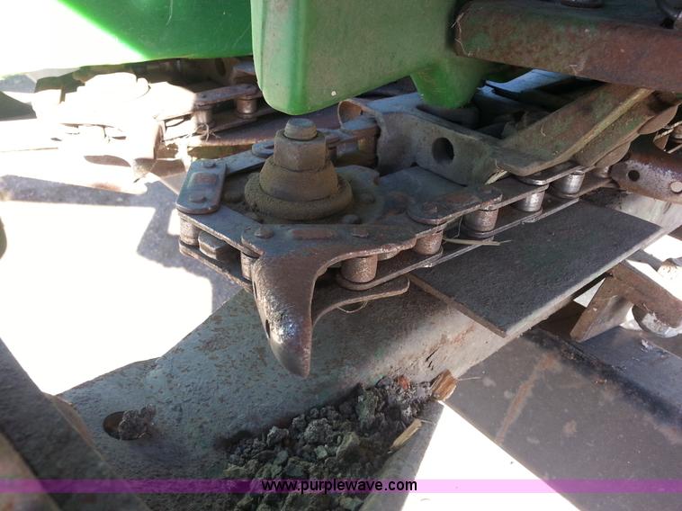 image for item I6013 1996 John Deere 1293 corn head