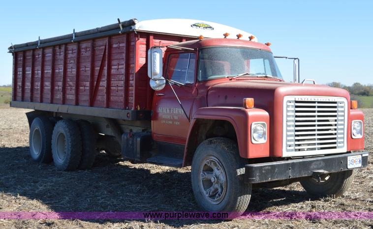 image for item Z9278 1964 International 9100 grain truck