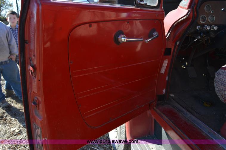 image for item Z9278 1964 International 9100 grain truck