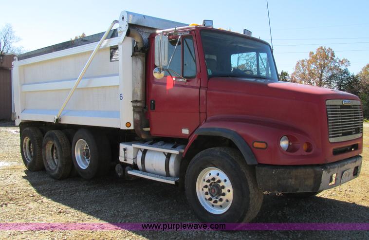 image for item AW9864 1999 Freightliner FL112 dump truck